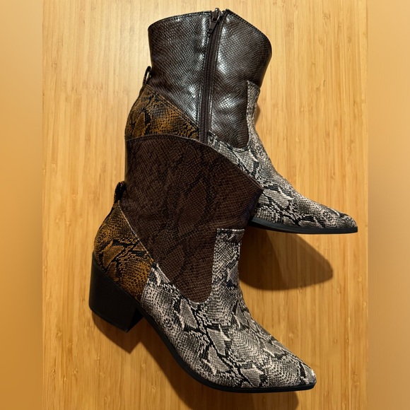 JustFab pointed‎ toe ankle boot size 7 faux snake skin - Picture 1 of 6